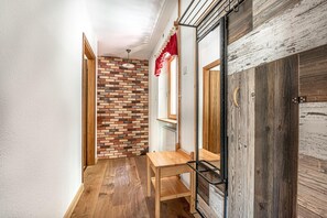 Perhetalo, useita makuuhuoneita (House By The Stream) | Sisätilat