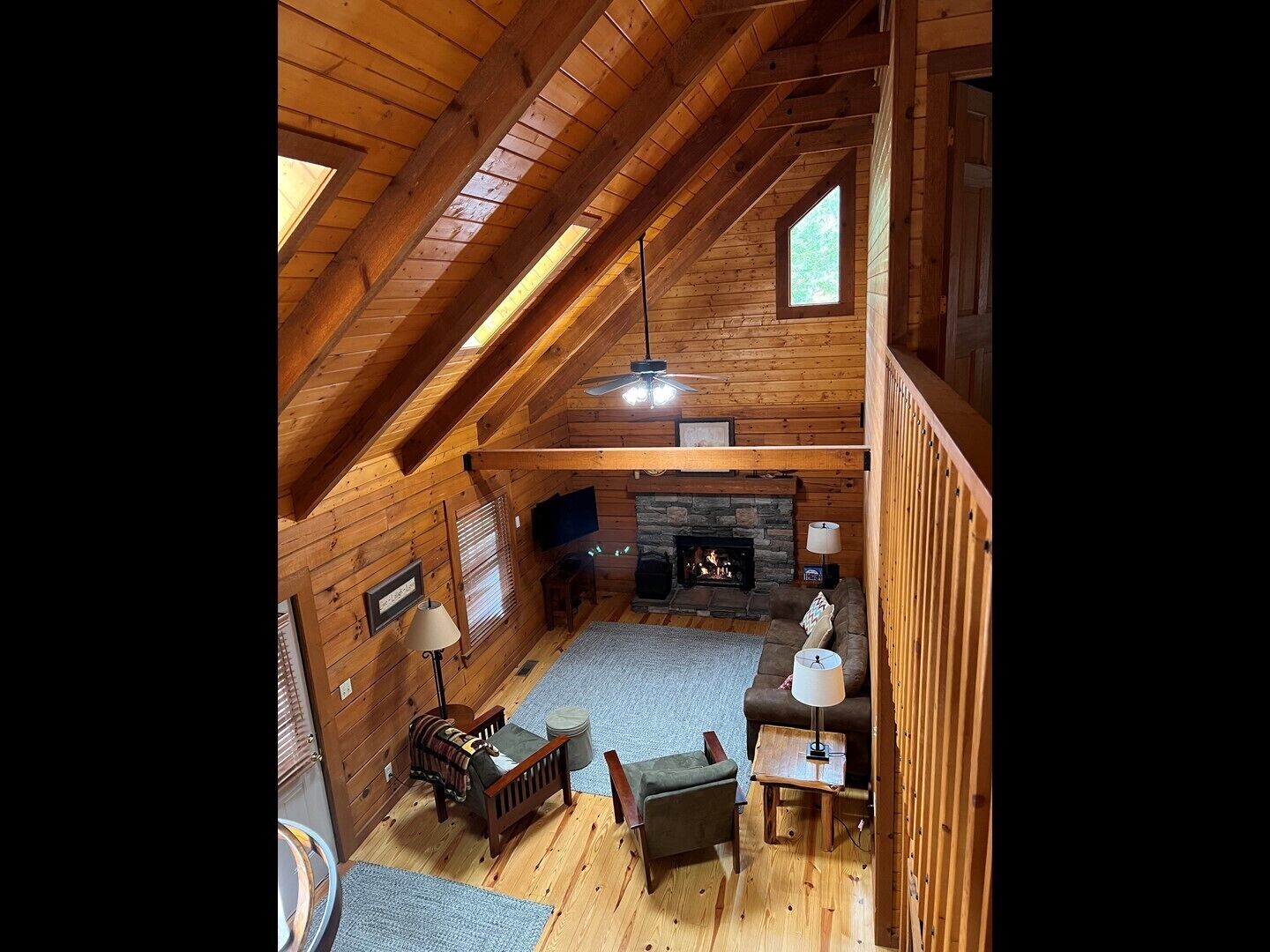 Whistling Badger Cabin - beautiful 2 bedroom/2 bath, hot tub, fire pit, WiFi, AC