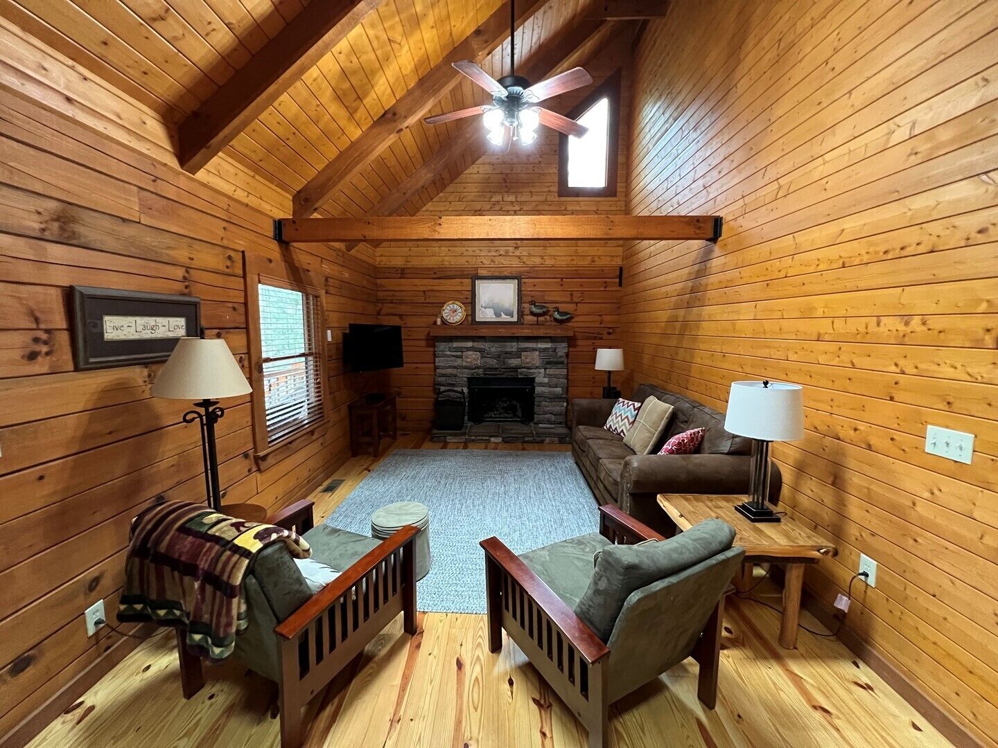 Whistling Badger Cabin - beautiful 2 bedroom/2 bath, hot tub, fire pit, WiFi, AC