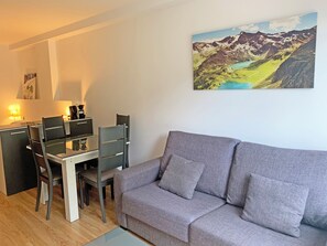 Basic Studio | Living area | 21-inch TV with digital channels - Apartamentos Vallnord 3000 (Arinsal)