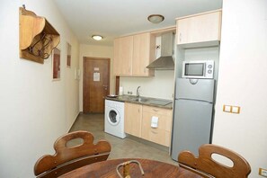 Fridge, cookware/dishes/utensils