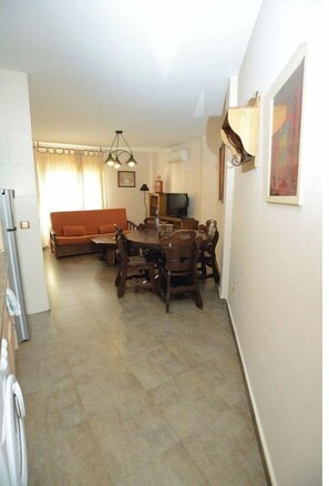 Interior - THE SPELLED (La Adrada)