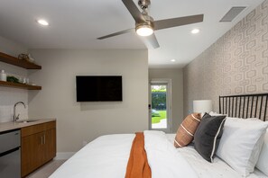 4 bedrooms, iron/ironing board, WiFi, bed sheets - Draves Estate by WE – Luxury Pool Home (Palm Springs)