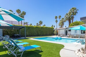 A heated pool - Draves Estate by WE – Luxury Pool Home (Palm Springs)