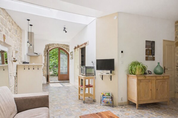 TV, ping pong, books