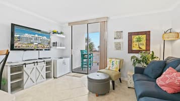 Condo superior, 1 quarto, sacada | Sala de estar | TV de tela plana 45 polegadas com canais digitais, TV