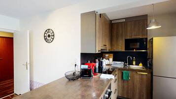 Coffee/tea maker, fridge, microwave, oven