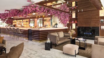 4 restaurants; breakfast, lunch, dinner, and brunch served