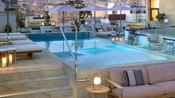 Piscina all'aperto, ombrelloni da piscina, lettini