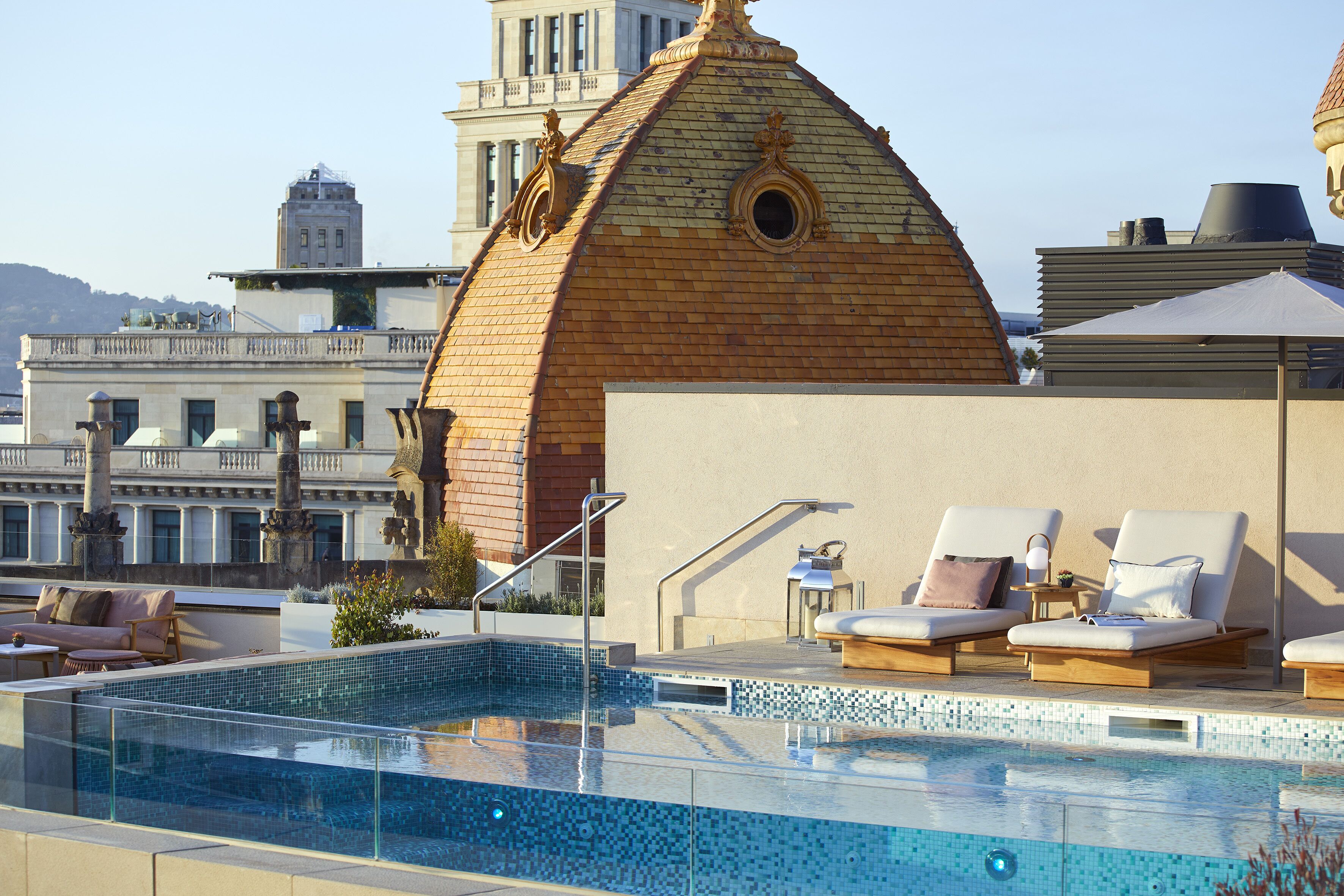 Alberca al aire libre, sombrillas en la alberca y camastros 