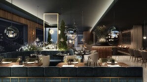 Un intérieur de restaurant moderne avec des luminaires suspendus de forme ronde, des murs recouverts de panneaux en bois et un assortiment de sièges, comprenant des banquettes et des tables.