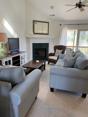 Een smart-tv en een open haard