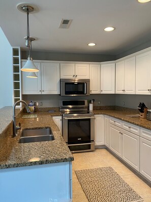 Een koelkast, een magnetron, een vaatwasser