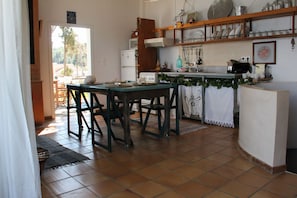 Refrigerador con freezer, microondas, horno, placa de cocina