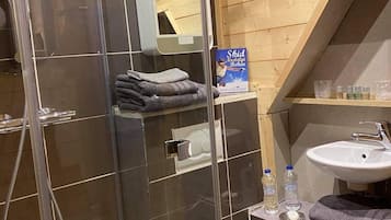 Douche, sĂšche-cheveux, savon, papier toilette