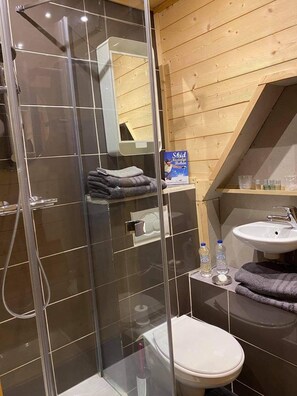 Douche, sèche-cheveux, savon, papier toilette