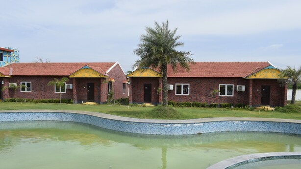 Una fila de edificios de ladrillo con una piscina al frente.