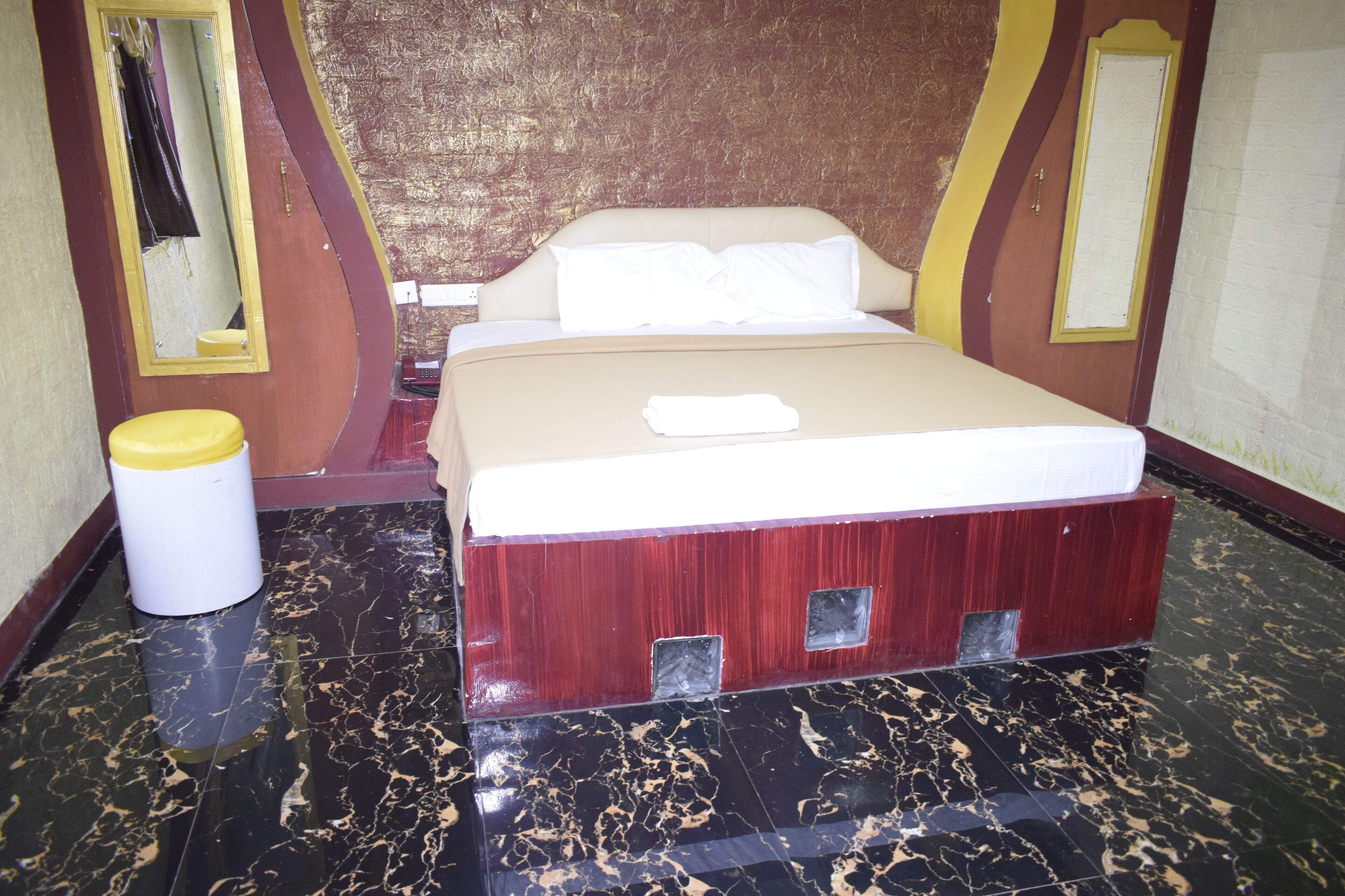 スタンダード ダブルルーム | 客室ごとに異なるインテリア、アイロン / アイロン台、WiFi (無料)