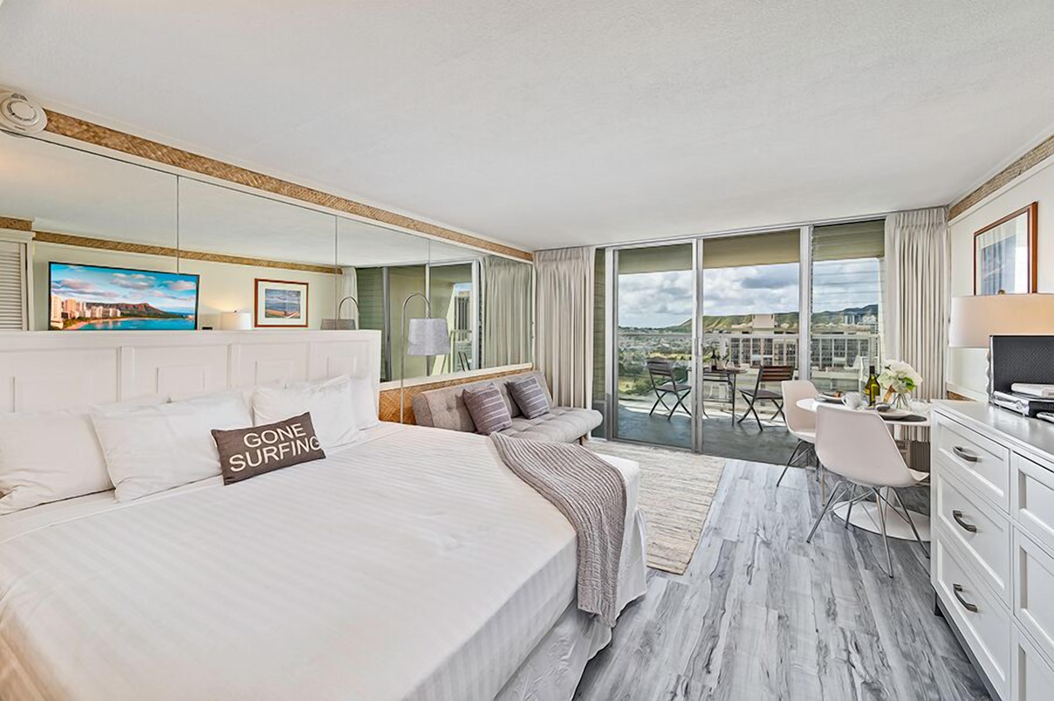 Ocean & Mountain Views at Island Colony Near Beach by Shops & Restaurants