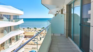 A modern building with a balcony overlooking a beach. - Apartament Alma Zev (Mamaia-Sat)