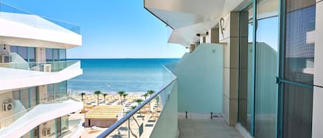 Un bâtiment moderne doté d’un balcon donnant sur une plage.
