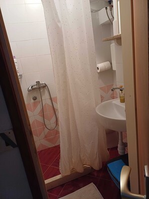Triple Room (Triple Room) | Bathroom | Shower, towels - Guest House Jungher (Korcula)