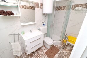 Double Room (Comfort Double Room) | Bathroom | Shower, towels