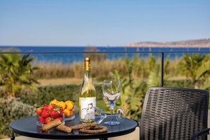 Outdoor dining - Iniada Villa II- A few meters away from sandy beach (Chania)