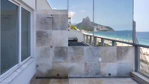 A balcony with a view of a beach and a mountain. - Penthouse Overlooking Ipanema Beach Vsc2 (Rio de Janeiro)