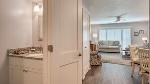 Une salle de bain moderne avec un meuble-lavabo, un miroir et un luminaire.