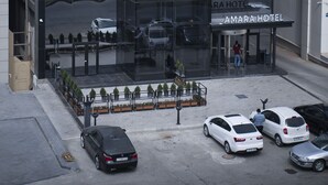 Façana frontal de l'allotjament (vespre/nit)