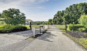 Property grounds - Angels Envy 29 - A relaxing place by the lake! (Taylorsville)