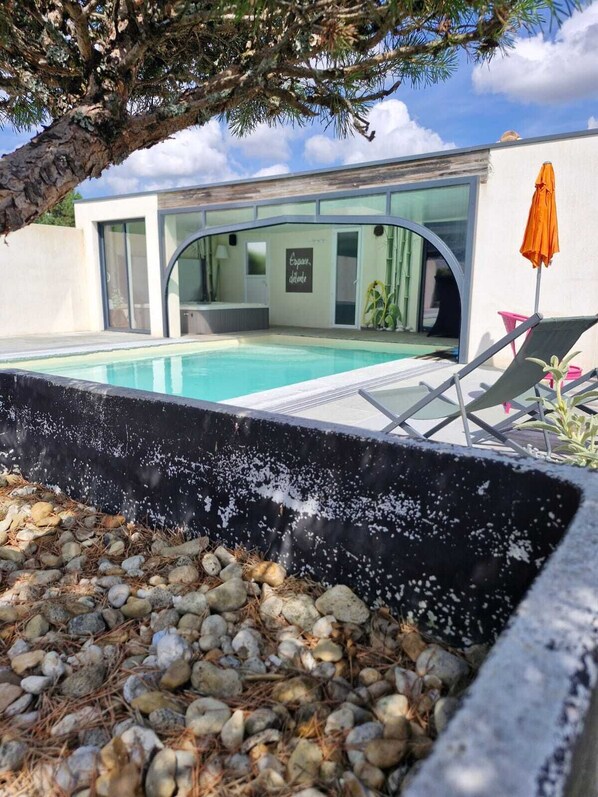 Piscine intérieure, piscine extérieure