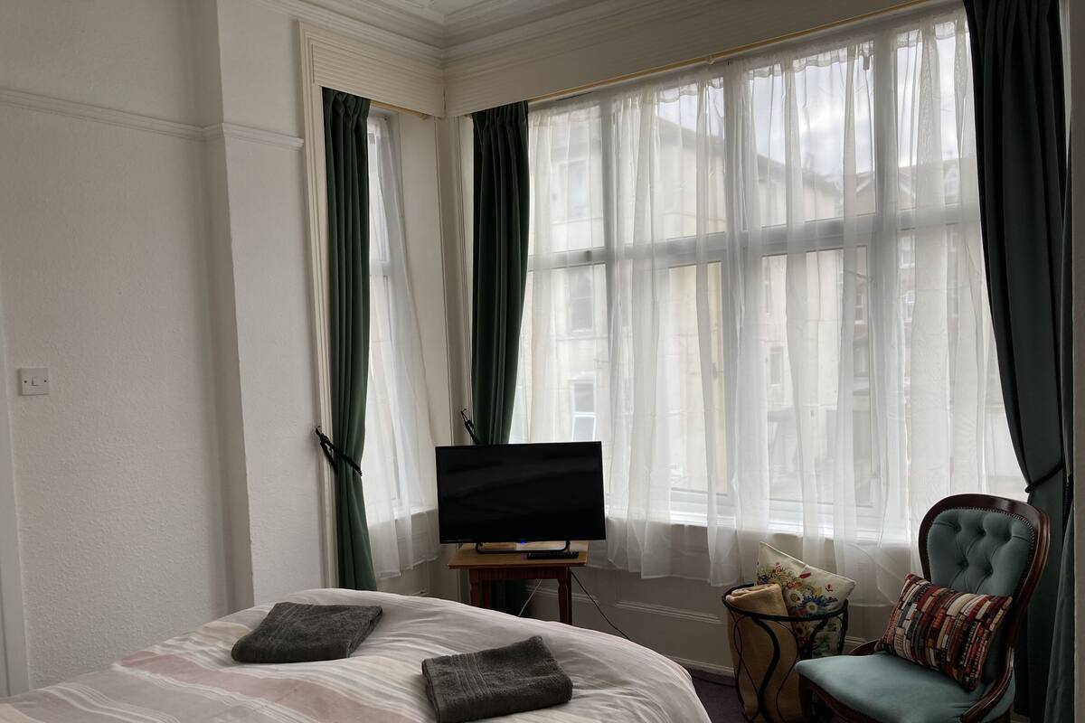 Classic Room | Bathroom | Hair dryer, soap, shampoo, toilet paper