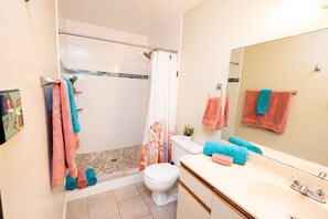 Combined shower/bathtub, hair dryer, towels, soap - Spacious Luxury Open Plan Condo: Convenient Location.  Large Balcony. Sea View. (Christiansted)