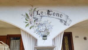 En bygning med et skilt der viser ”Le Cote” og nummeret ”111A” på væggen.
