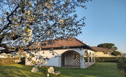 *Cottage.LeNone*.Famille.Chien.Jardin.