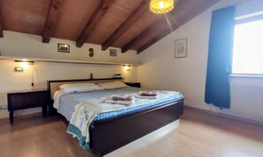 4 habitaciones, tabla de planchar con plancha y cuna de viaje 