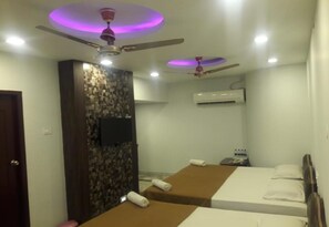 Deluxe Quadruple Room | Bed sheets - Hotel Ramco Residency (Kanchipuram)