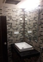 Ducha, cabezal de ducha tipo lluvia y toallas