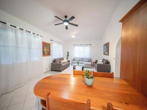 Een smart-tv en een kantoor