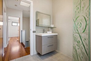 Shower, hair dryer, towels