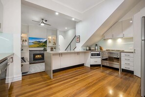 ثلاجة، ميكروويف، فرن، موقد طهي مسطح