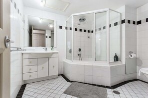 Bathtub, hair dryer, towels, shampoo - 2-Bed Unit with Balcony, BBQ & Stunning Lake Views (Belconnen)