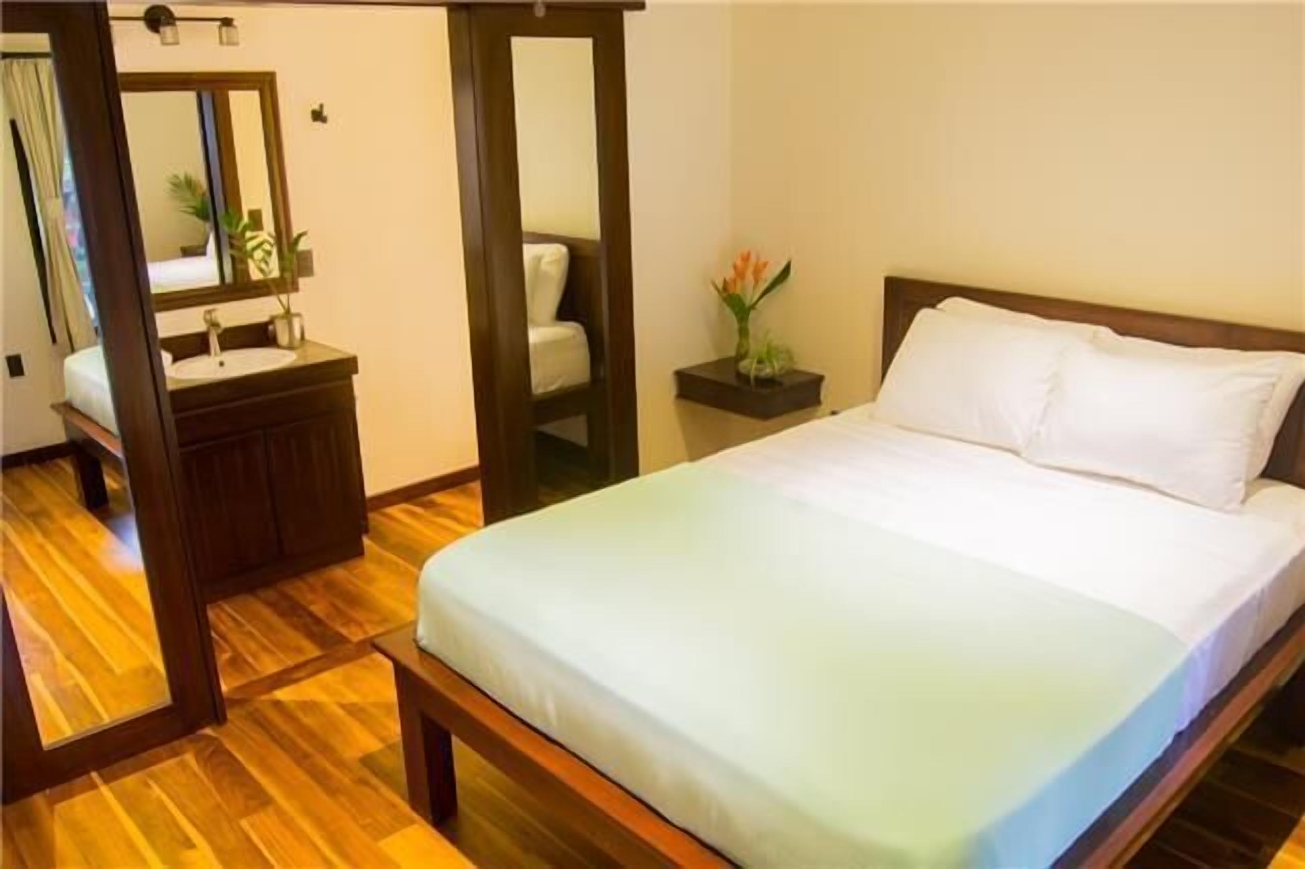 Naranjo Beach King Room at Hona Beach Hotel