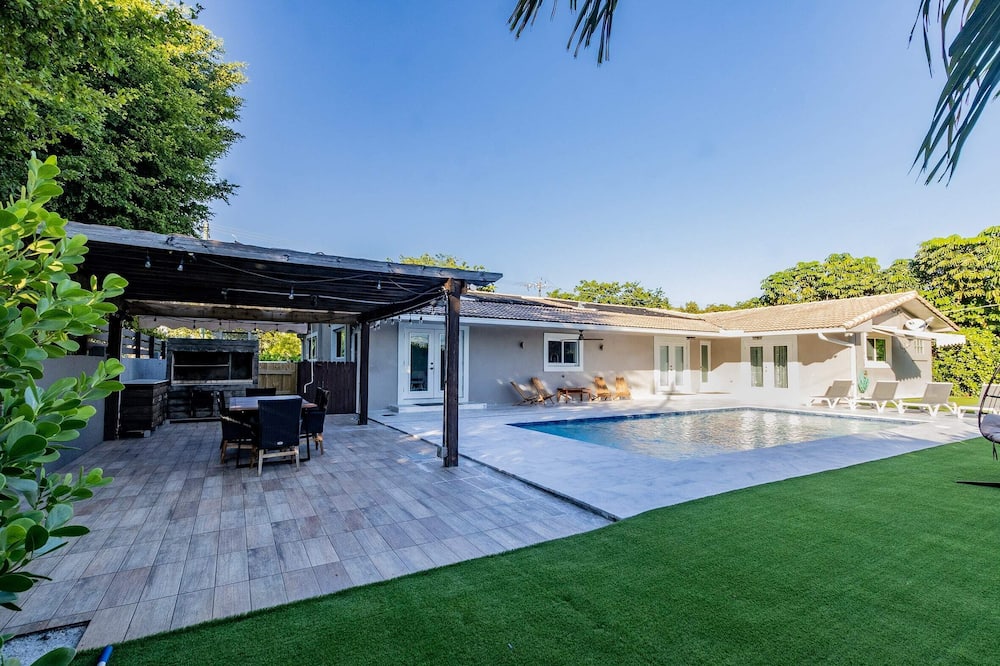 Villa w/a Huge Terrace w/Arg Grill+Mini Golf+Billiards & Heated Pool!