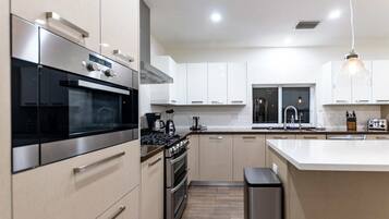 Een koelkast, een microgolfoven, een oven, een kookplaat