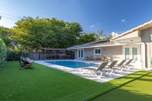 Alberca al aire libre y alberca climatizada