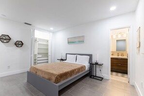 6 habitaciones, tabla de planchar con plancha y cuna de viaje 