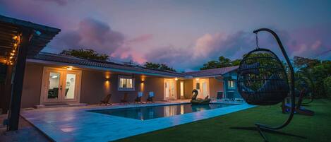 Alberca al aire libre y alberca climatizada